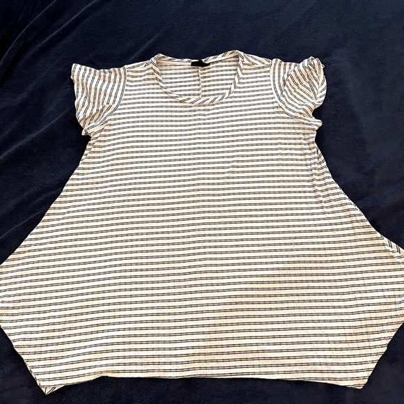 Bobeau Flared Hem, Flowy short sleeve top, size 1X - Picture 3 of 4